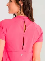 Remera deportiva manga corta color fucsia con cuello alto y logo estampado en el pecho.