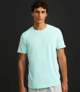 Remera deportiva celeste de poliéster y elastano, con cuello redondo, mangas cortas y tecnología dry fit.