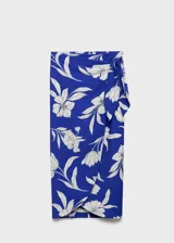 Falda midi de viscosa color azul con estampado floral blanco, de corte recto y tiro medio, con detalle de nudo en la cintura y goma elástica.