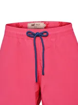 Short de baño color fucsia con pretina elástica, cordón ajustable con terminaciones metálicas y bolsillos laterales. Tecnología Reactive que revela un estampado de fauna marina al contacto con el agua.