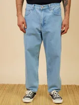 Jean denim celeste de corte amplio, estilo baggy fit, confeccionado en 100% algodón.