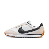 Championes Nike Pacific de mujer, color blanco con detalles en negro y suela color caramelo.