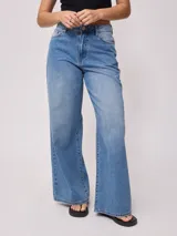 Pantalón de jean celeste de pierna ancha.