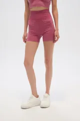 Short deportivo gris con cintura alta acanalada y corte ajustado al cuerpo.