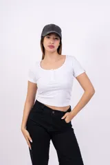 Remera corta de punto canalé color rosa, con cuello redondo y botones decorativos.