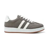 Championes grises de estilo casual con detalles en blanco, suela marrón y diseño de tres líneas blancas en el lateral.