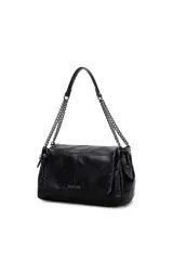 Cartera de hombro Las Oreiro color negro, con efecto craquelado y solapa frontal. Cuenta con doble asa de cadena metálica y una correa de cuero sintético. Incluye un dije metálico con el logo de la marca.