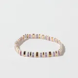 Pulsera elástica con cuentas rectangulares de color blanco, lila y dorado.
