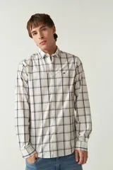 Camisa de manga larga a cuadros rojos y negros, de corte slim fit, con cuello abotonado y logo bordado en el pecho. Confeccionada en algodón.