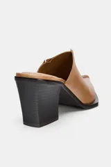 Zueco de piel color camel, con puntera cuadrada y pespunte decorativo en el empeine. Posee un taco alto y grueso de color negro.