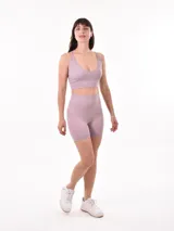 Top sin costuras color lila, de diseño ajustado y tirantes delgados.