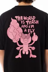 Remera negra de algodón con estampa en rosa en la espalda de un personaje con cabeza de helado y la frase "The world is trash and I'm a fly". Corte oversize.