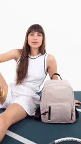 Mochila negra de nylon con cierre principal y dos bolsillos frontales con cierre.