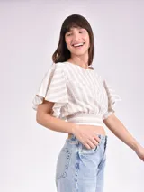 Blusa corta a rayas horizontales color beige y blanco, con mangas cortas con volados y elástico en la cintura.
