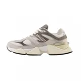 Championes New Balance 9060 color gris con detalles en blanco y negro.