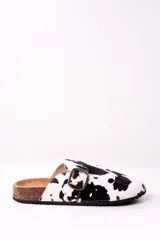 Zuecos con estampado de vaca en blanco y negro, con hebilla metálica ajustable y plantilla de corcho.