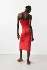 Vestido midi de punto acanalado grueso, corte ajustado y sin mangas.