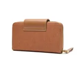 Billetera tipo acordeón con cierre perimetral metálico, color marrón habano. Presenta un bolsillo frontal con tapa y botón a presión, y herrajes metálicos dorados. El cuerpo principal tiene textura de tela tejida, mientras que la solapa frontal es de cuero sintético liso.
