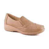 Zapato casual negro de cuero con detalle de textura en la puntera y plataforma baja.