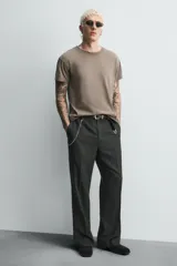 Botín de cuero negro con acabado serraje, cierre de cremallera lateral, horma cuadrada y tacón de 5 cm.