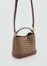 Bolso tipo bucket color beige con estampado de logos en marrón. Tiene asa de mano y correa larga ajustable y extraíble.