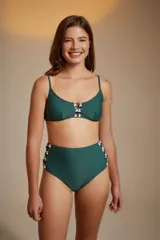 Top de bikini verde esmeralda con breteles finos y detalle de tiras entrecruzadas en el centro del busto.