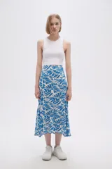 Falda midi evasé con estampado animal print de cebra en blanco y negro.