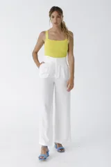 Crop top amarillo tejido de punto con breteles anchos y escote cuadrado.