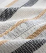 Camisa de manga corta para hombre marca Marfinno, confeccionada en tejido texturizado de mezcla de algodón y poliéster. Presenta un diseño de rayas verticales en tonos beige, gris y bordó, con cuello tradicional y cierre frontal mediante botones.