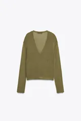 Chaqueta celeste de punto con escote en pico, manga larga y cierre frontal con botones.