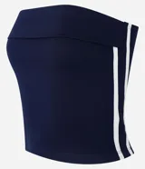 Blusa cropped sin breteles color azul marino con canesú al frente y rayas blancas en los laterales.