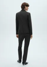 Pantalón de vestir de corte recto, color gris oscuro con finas rayas verticales.