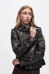 Chaqueta marrón de eco-cuero, corte recto, con cierre asimétrico y cuello solapa.