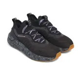 Zapatillas deportivas Under Armour UA Phantom 4 Camo, color negro con detalles de camuflaje en la entresuela y suela color caramelo.