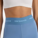 Calza deportiva New Balance High Rise 25" color celeste, de tiro alto y corte ajustado. Presenta logo de la marca en la cintura elástica.