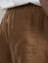 Bermuda negra de lino con cintura elástica y cordón ajustable.