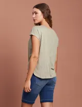 Blusa azul de modal con escote en V, abertura central con botones y ruedo anudado.