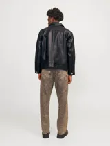 Chaqueta de cuero negra con cuello clásico, cierre frontal con cremallera, mangas largas con puños abotonados y bolsillos laterales con cremallera.