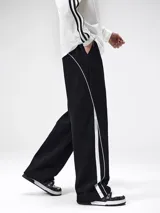 Pantalón deportivo estilo jogging, color verde oliva, con cintura ajustable con cordón y bolsillos laterales. Presenta una franja lateral doble en color blanco.