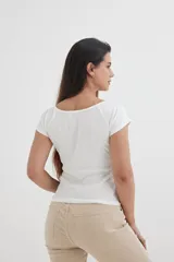 Remera fucsia de algodón con elastano, corte ajustado, escote off-shoulder y mangas cortas.