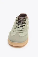 Zapatillas deportivas color verde con detalles en rosa y marrón. Fabricadas en combinación de materiales con suela de goma color caramelo. Cierre mediante doble cordonera en contraste de color.