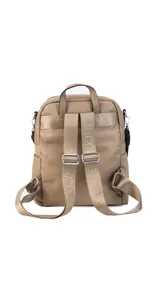 Mochila color beige combinada en tela impermeable y cuero sintético, con correa corta para usar como cartera. Incluye un bolsillo grande con cierre al frente y bolsillos laterales.
