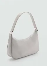 Bolso tipo baguette color gris claro, con correa corta al hombro y cierre superior.