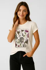 Remera color crema de algodón con estampado de flores y texto.