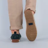 Alpargata azul marino de cuero con forro textil y plantilla de cuero. Suela de goma con construcción de yute.