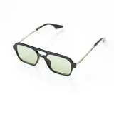 Lentes de sol con marco negro, patillas plateadas y lentes celestes.