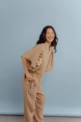 Camisa blanca de lino con cuello clásico y mangas cortas amplias.