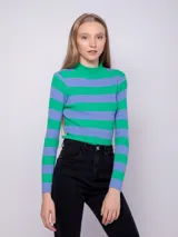 Polera de tejido de punto a rayas horizontales en verde y morado, con manga larga y cuello alto.