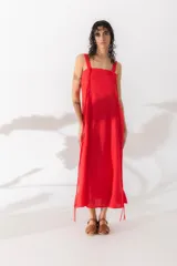 Vestido midi rojo de lino, con breteles finos y corte recto.