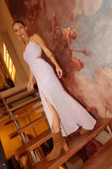 Vestido midi de crepé color rojo, con escote corazón, breteles finos y falda con frunces y tajo lateral.